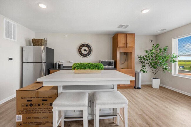 Building Photo - Deville Manor