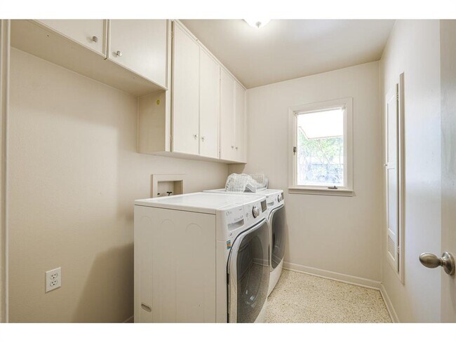Building Photo - 6100 Mountainclimb Dr