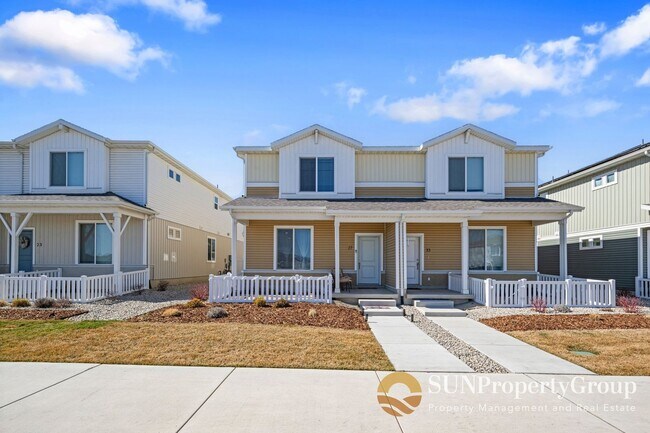 Building Photo - Stunning Duplex In Desirable Saratoga Springs!