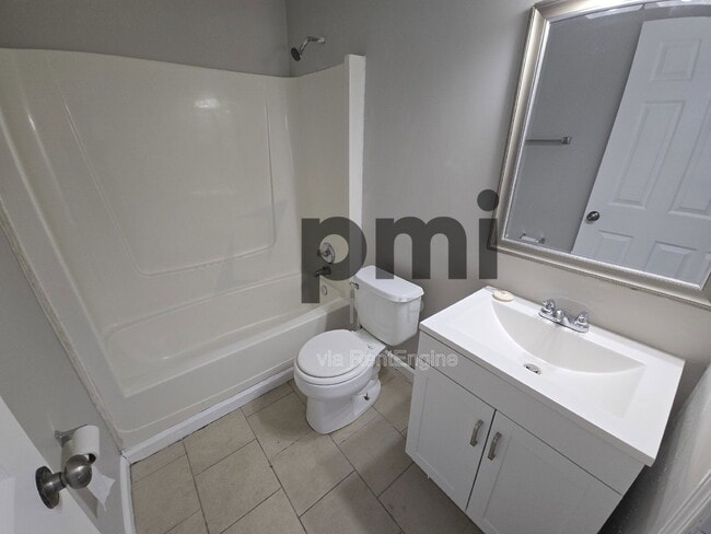 Building Photo - 834 Whitethorne Ave