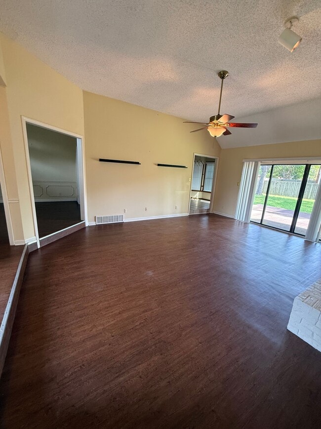 Building Photo - 8142 Creekside Cir S