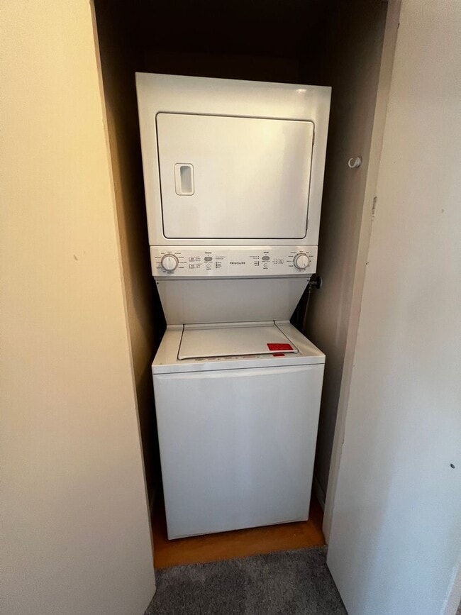 Building Photo - Fabulous 2-bedroom Concord Condominium Wit...