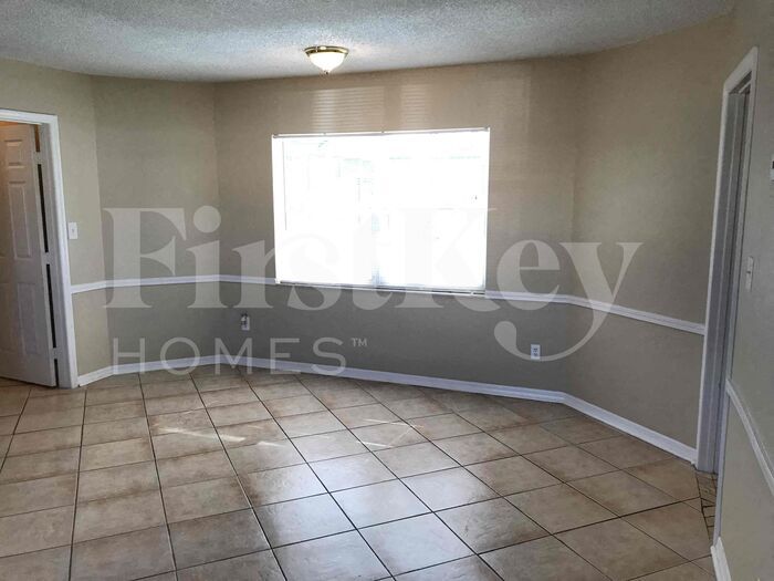 Building Photo - 701 Kingswood Loop