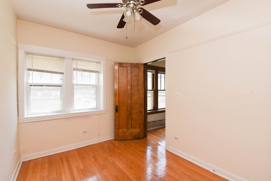 Building Photo - 821 W Waveland Ave