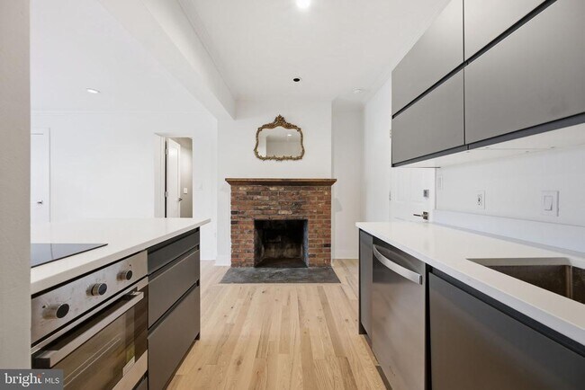 Building Photo - 1419 Wisconsin Ave NW