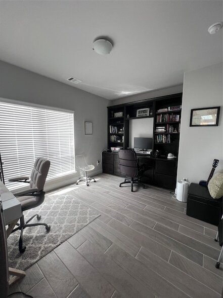 Building Photo - 9832 El Colina Dr