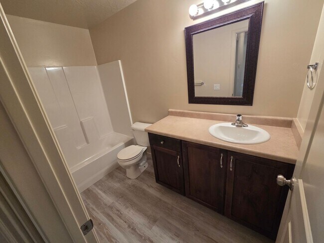 Building Photo - Large 4 Br - like new under $2k!