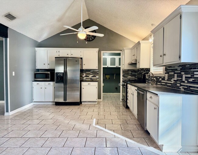 Building Photo - House For Rent