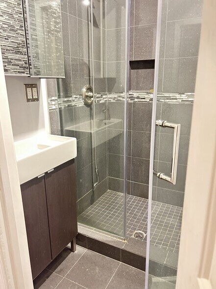 Lower Lvl Shower - 118 Bates St NW