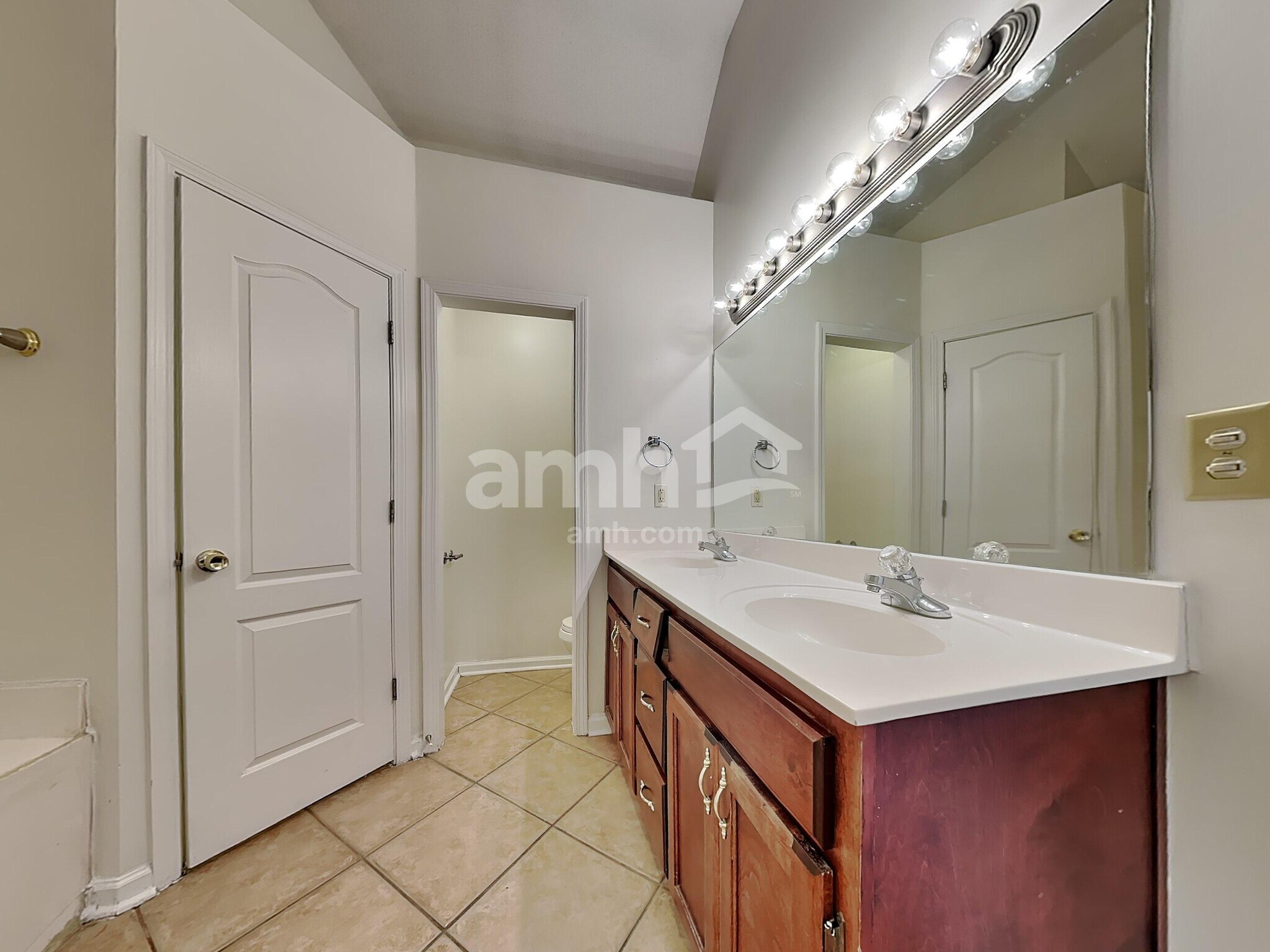 Building Photo - 5767 Lillian Bend Dr