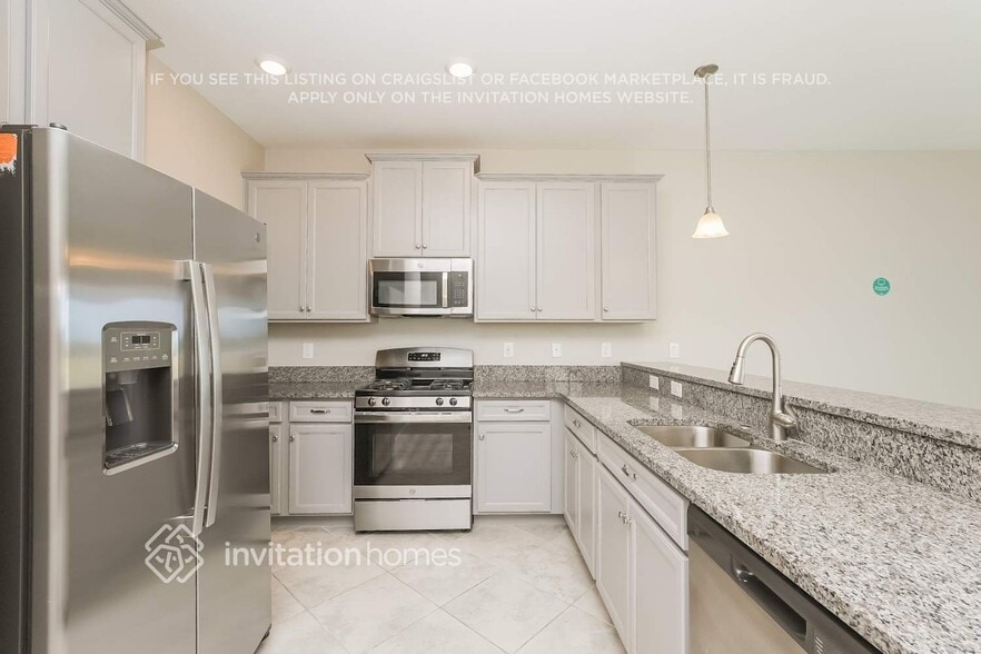 Building Photo - 2900 Coach Manors Way