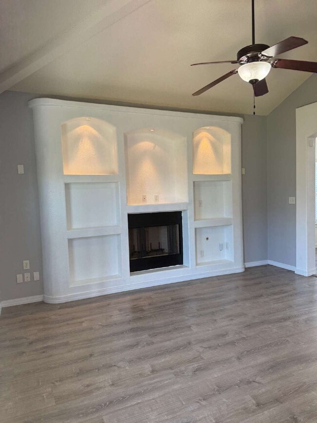 Building Photo - "Charming 3-Bedroom Retreat with 2 Full Ba...