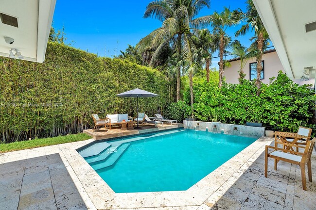 Building Photo - 5915 La Gorce Dr