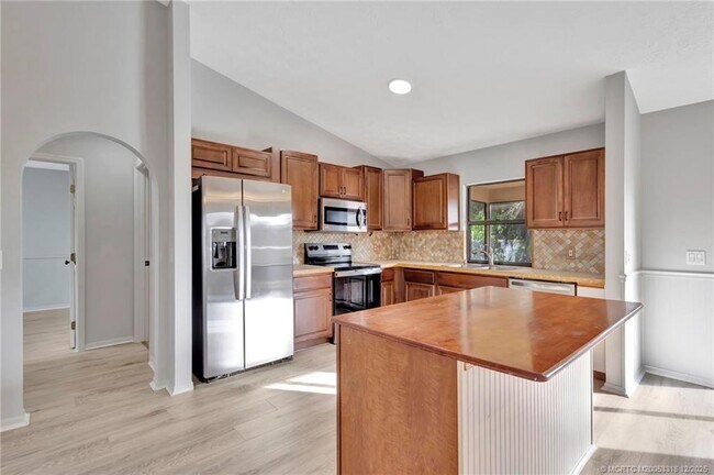 Building Photo - 252 NW Lincoln Ave