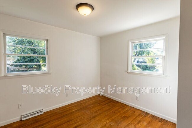 Building Photo - 104 Stratford Ct
