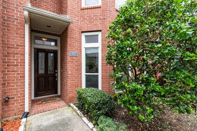 Building Photo - 707 W Heights Hollow Ln