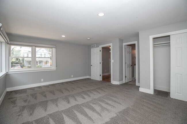 Building Photo - Renovated ranch style home home near Lake ...