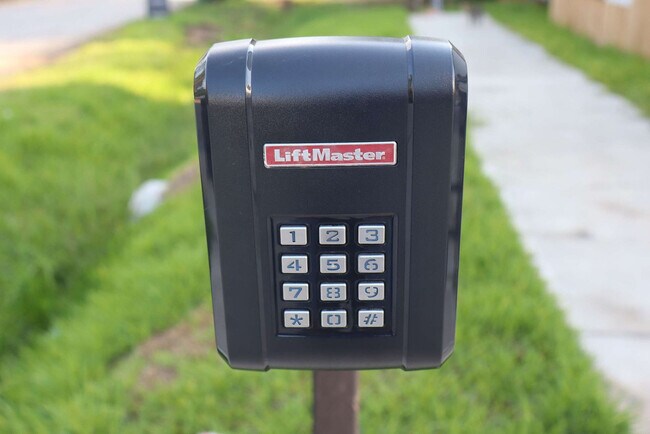 Building Photo - 6740 Peerless St