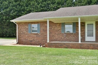 Building Photo - 152 Glen-Gar Dr
