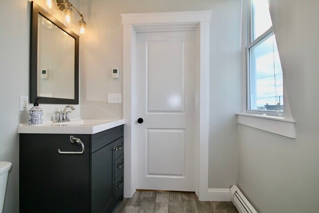 Building Photo - 2 Forest St