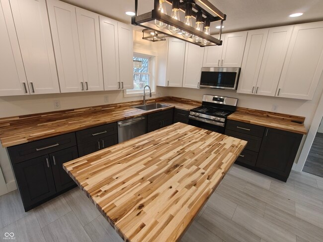 Building Photo - 2183 S Fairview Dr