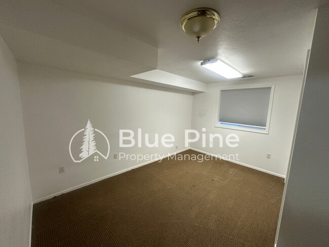 Building Photo - 1077 E 1300 N