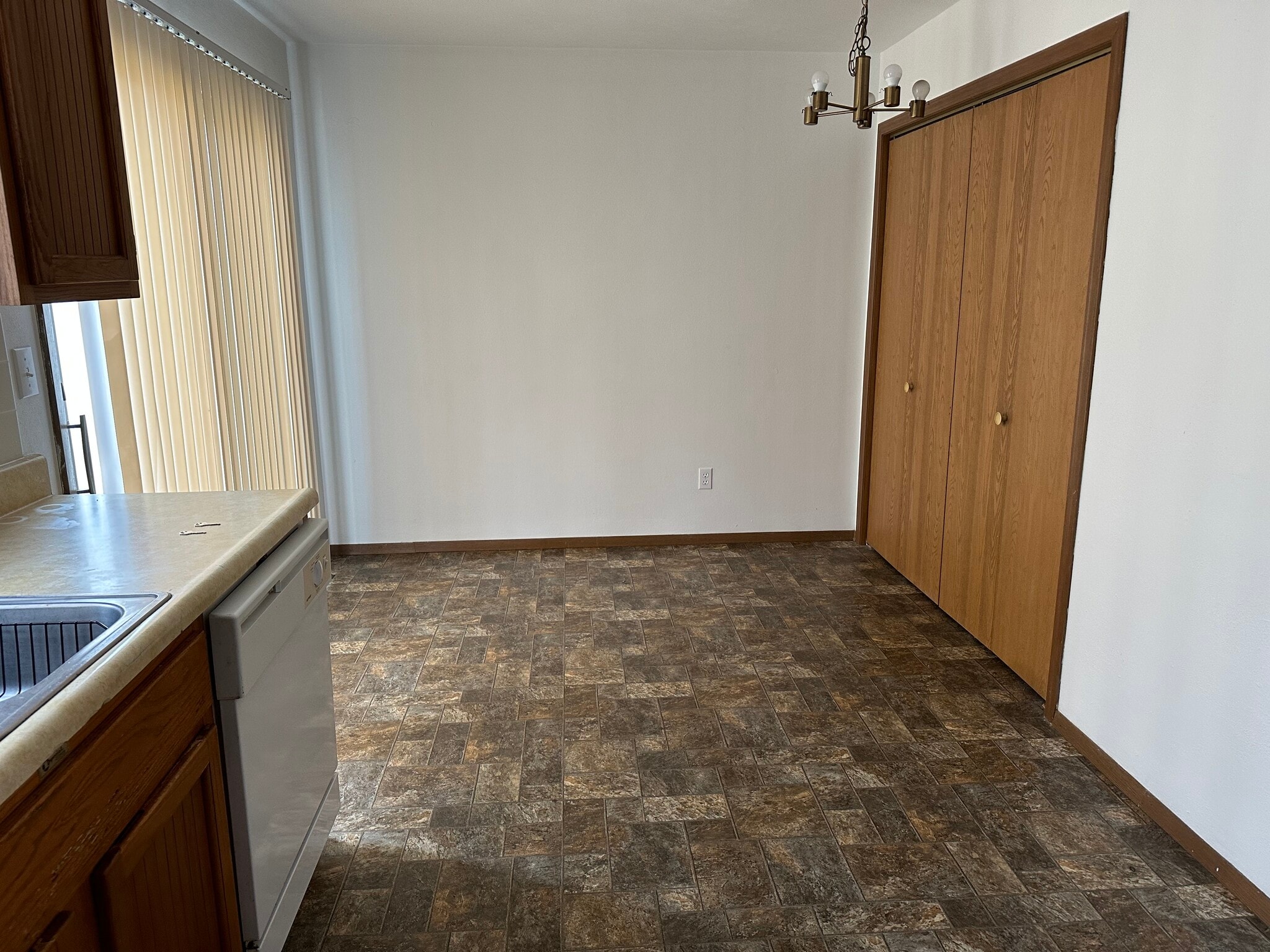 Kitchen dining - 220 N Monroe St