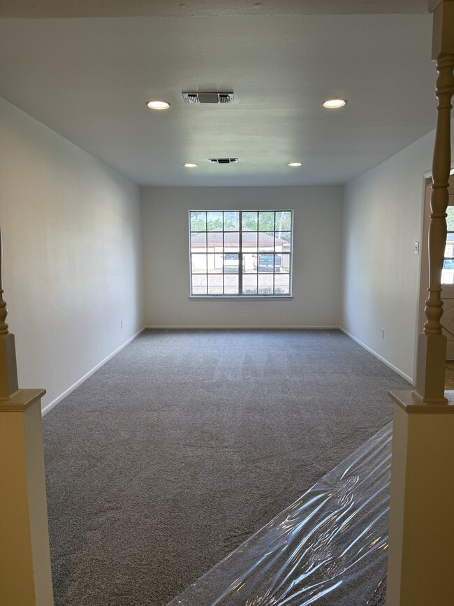 Building Photo - 880 Lockwood Dr