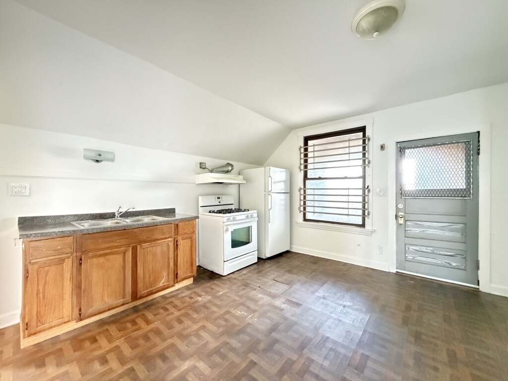 Building Photo - 1609 N McVicker Ave