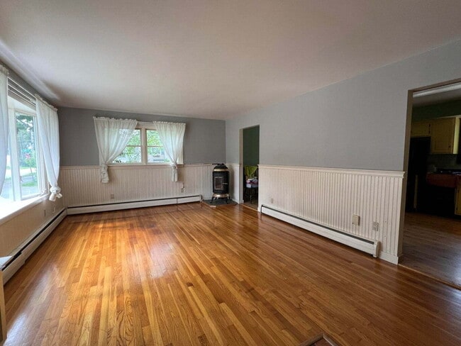 Building Photo - "Charming 3-Bed, 2-Bath Gem on Pearl Street – Your Ideal Bangor Retreat!"