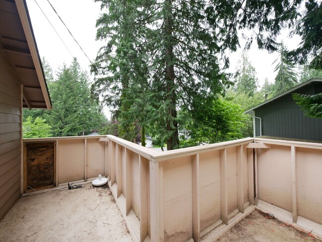 Building Photo - 4 Bed 2.5 Bath Single-Family House at the ...