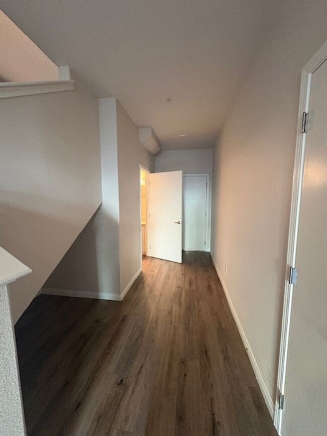 Building Photo - 824 Lawrence Dr