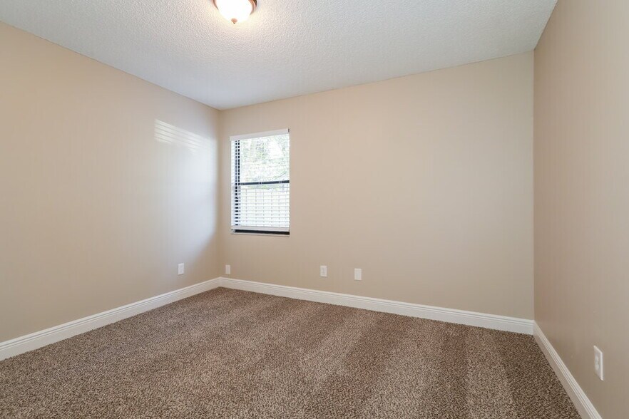 Building Photo - 6145 Island Forest Dr