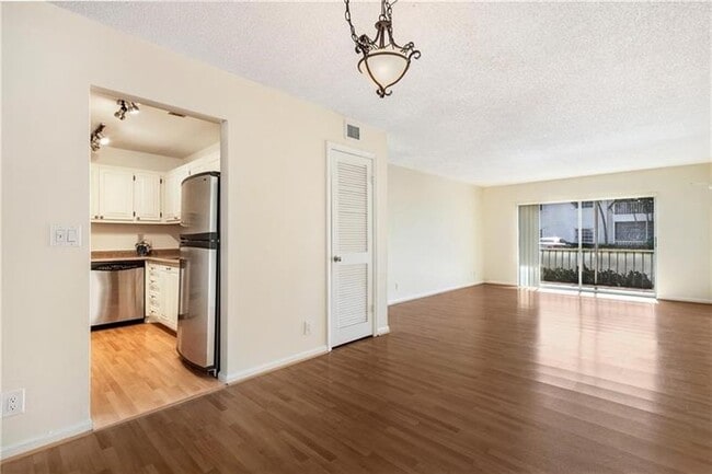 Building Photo - 6223 Bay Club Dr