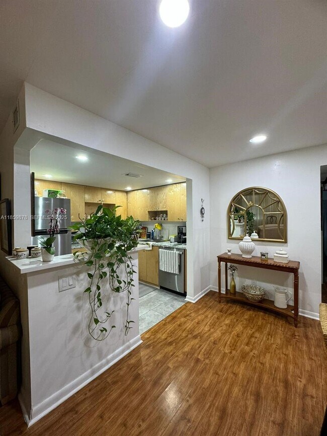 Building Photo - 303 Burgundy G