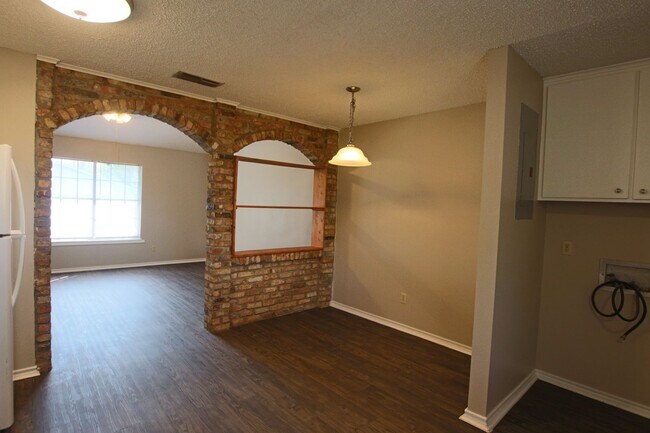 Building Photo - 201 Barbara St