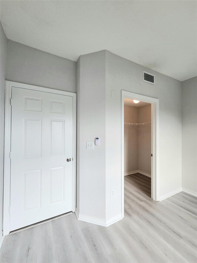 Building Photo - 15145 Michelangelo Blvd