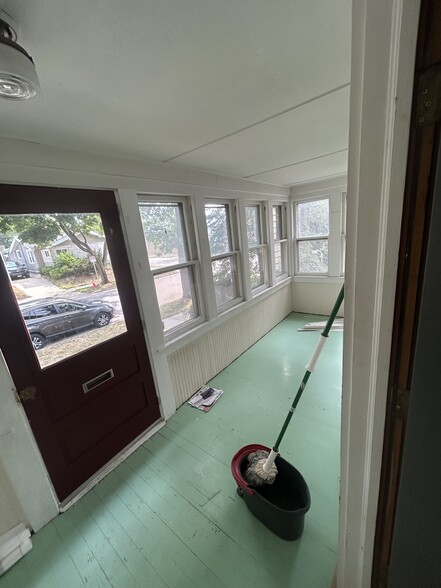 Sunroom - 6642 W Stevenson St