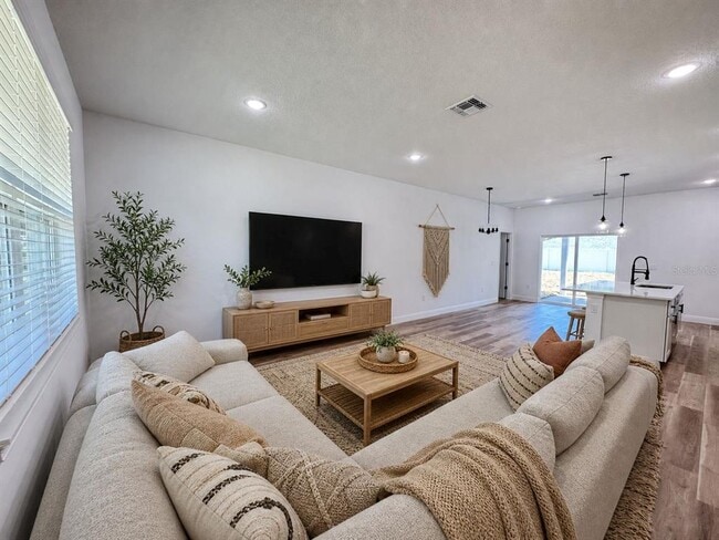 Building Photo - 8419 N Saxon Way