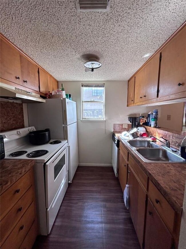 Building Photo - West Campus 1 Bed 1 Bath
