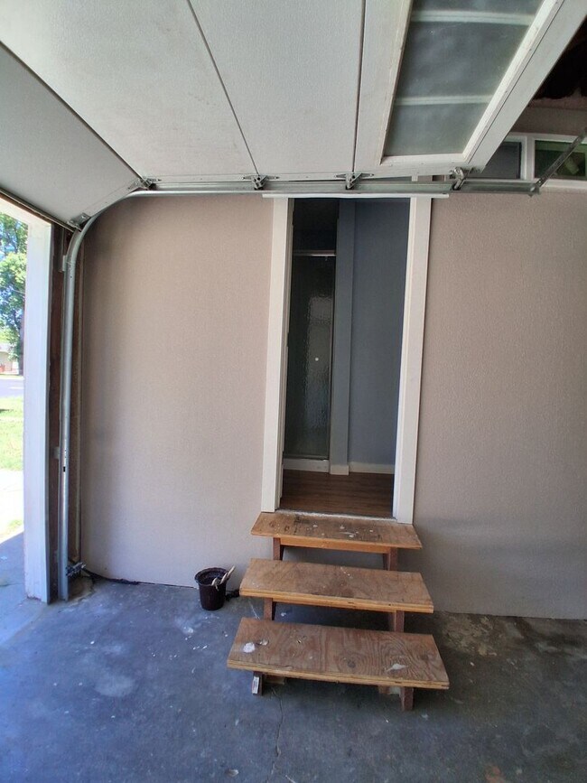 Building Photo - 340 N Santa Rosa Ave