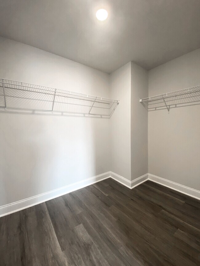 Building Photo - 6015 Forest Dell Ct