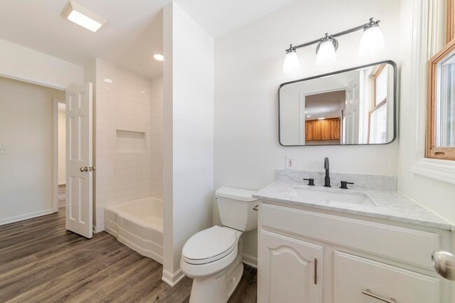 Building Photo - 1008 S 10th Ave