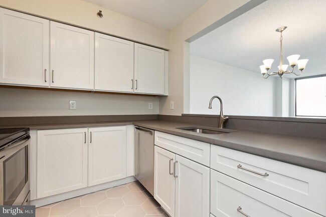 Building Photo - 10101 Grosvenor Pl