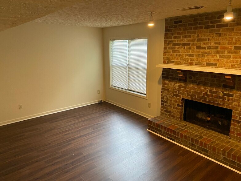 Living room - 897 Ventnor Pl SW