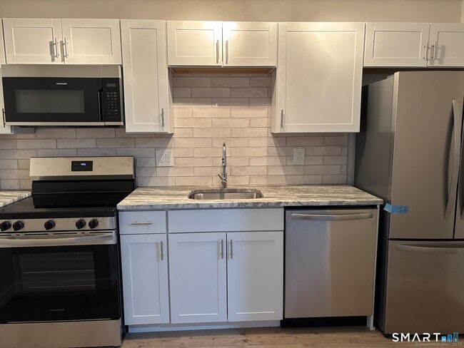 Building Photo - 82 Longview St