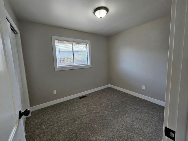 Building Photo - Updated 4 Bed Home with Large Yard