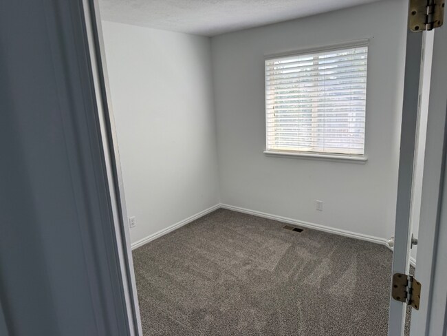 Building Photo - 799 Country Club Dr