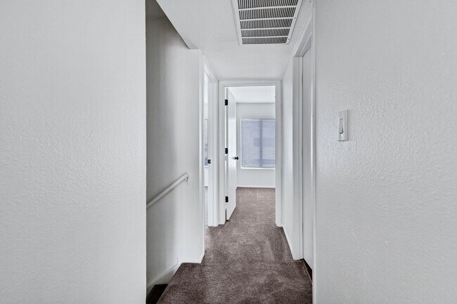 Building Photo - Remodeled 3/2 off Indian School & 43rd Ave