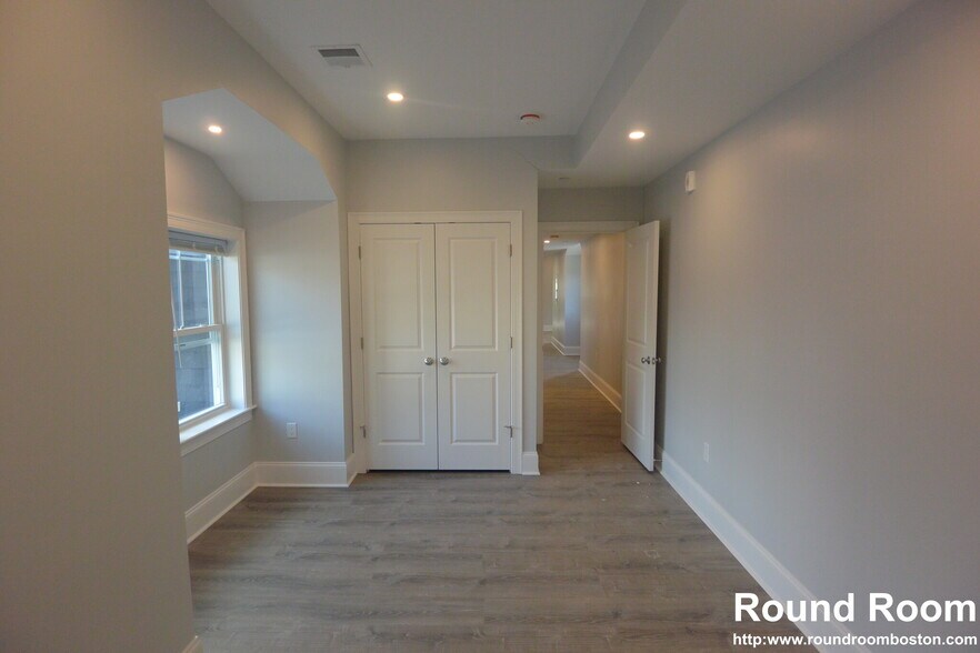 Building Photo - 120 Kenrick St